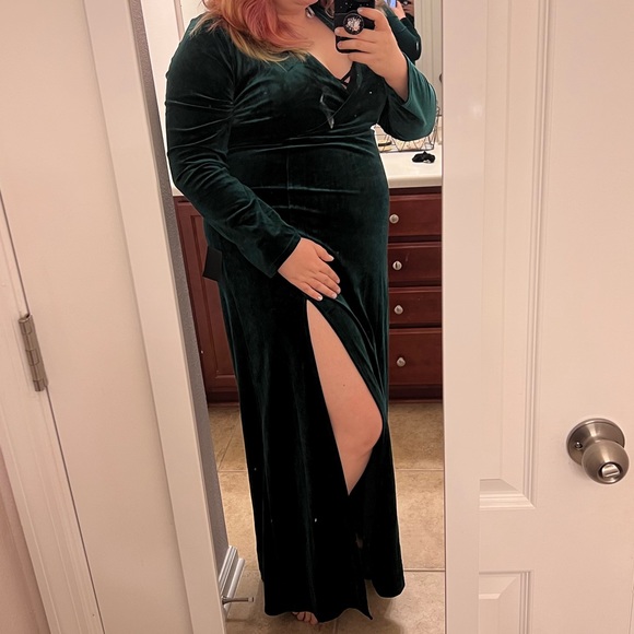 Lulu’s Sensational Memories Emerald Green Velvet Dress - Picture 2 of 2